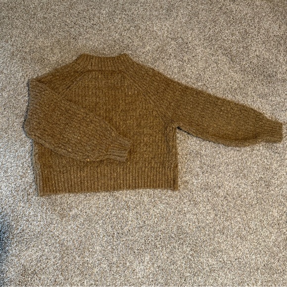 Universal Thread - Chunky Cropped Sweater - Picture 2 of 4